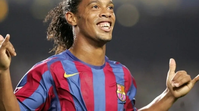 Ronaldinho é eleito o 3º melhor jogador do século, e Neymar fica com a 22ª posição, segundo rádio inglesa