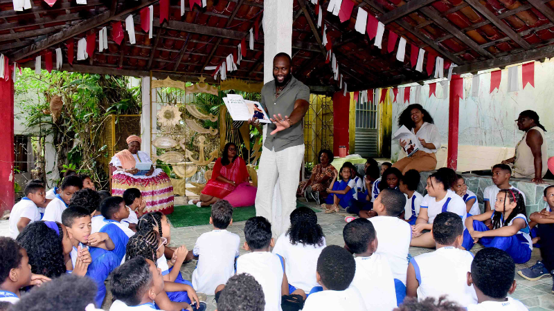 Festival Salvador Capital Afro: escritor beninense apresenta livro para alunos de escola municipal em São Gonçalo