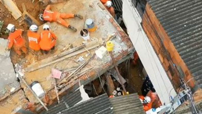 Deslizamento em Pernambués deixa homem morto e crianças soterradas