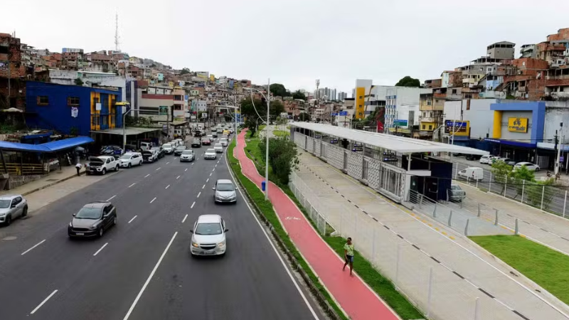 Dentro de carro, homem é baleado durante ataque na Avenida Vasco da Gama