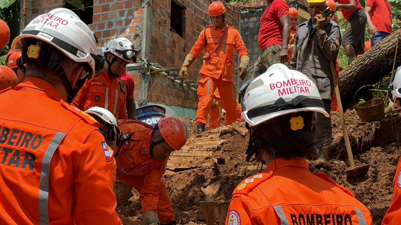 Bombeiros localizam corpo de jovem soterrado em Saramandaia após mais de 40 horas de buscas