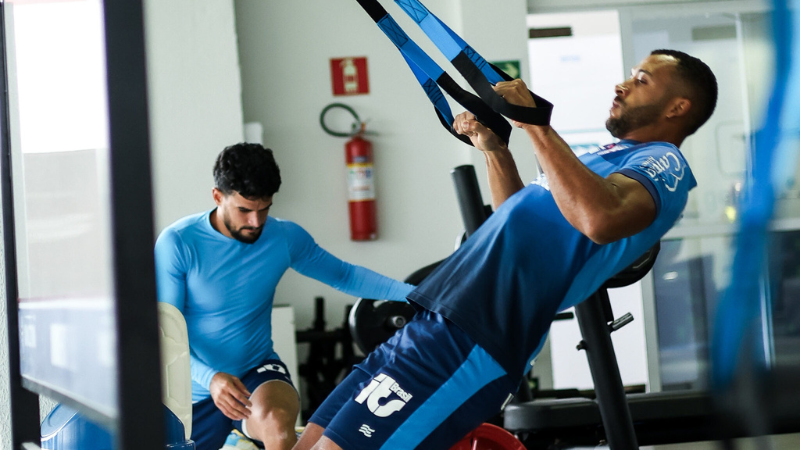 Treino do Bahia tem análise tática e atividades adaptadas por causa da chuva