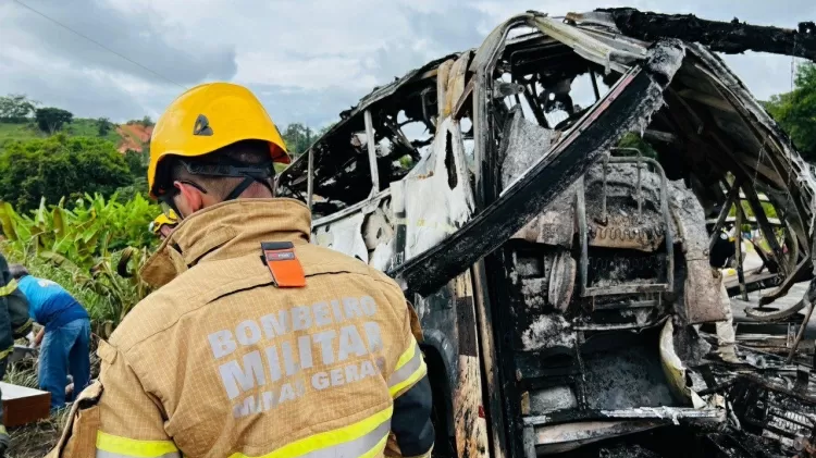 Acidente fatal em Minas Gerais deixa 38 mortos; familiares buscam informações em Vitória da Conquista