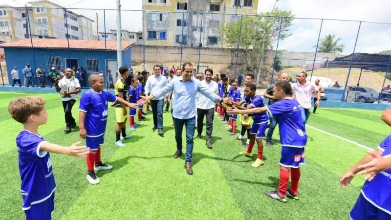 Projeto Bora Bahêa Meu Bairro chega a São Marcos e Tancredo Neves com três campos sintéticos