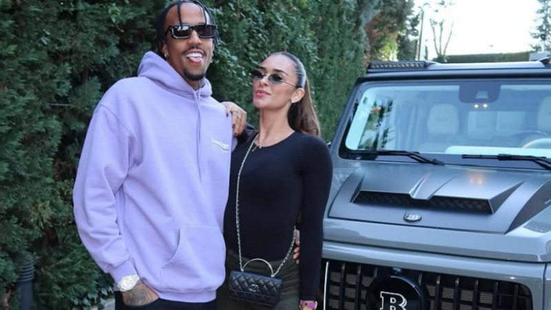 Eder Militão presenteia esposa com carro de luxo  avaliado em R$ 4 milhões