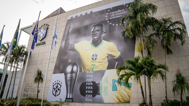 Vini Jr. é homenageado na fachada da CBF em reconhecimento ao prêmio FIFA The Best