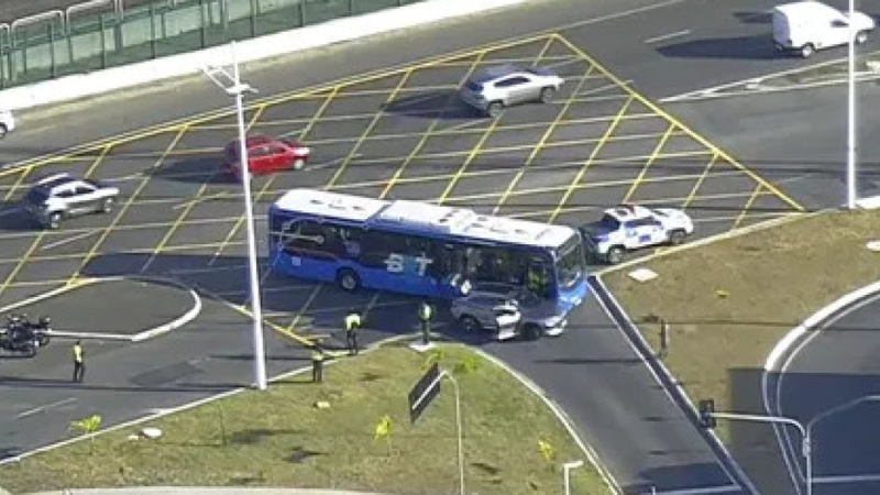 Colisão entre carro e ônibus do BRT causa congestionamento em Salvador