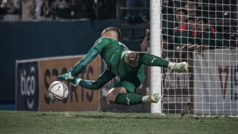 Gatito Fernández chega ao Cerro Porteño e ameaça titularidade de ex-Bahia envolvido em polêmica