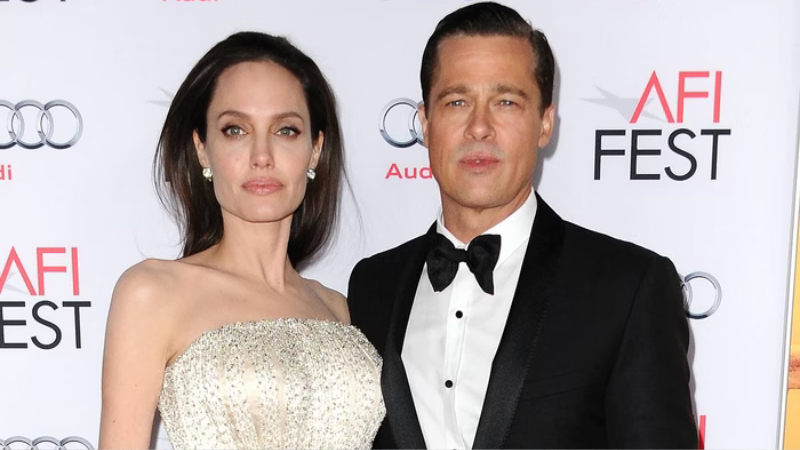 Após mais de oito anos de disputa judicial, Angelina Jolie e Brad Pitt finalmente assinam o divórcio