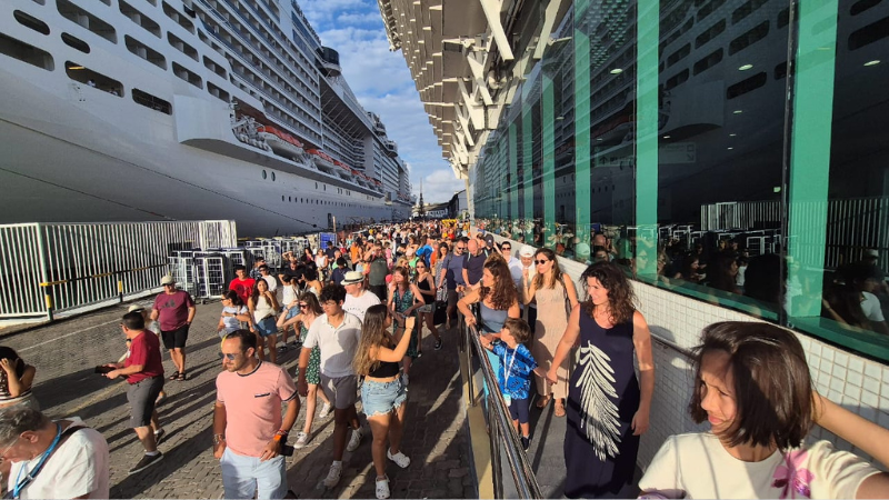 Seis mil turistas desembarcam em Salvador com o último navio de cruzeiro de 2024