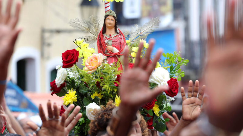 Festa de Santa Bárbara reúne devotos no Centro Histórico de Salvador