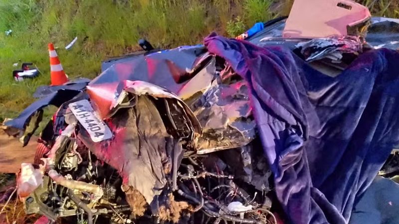 Mulher é encontrada morta em rio do Paraná um dia após ex-marido falecer em acidente; polícia apura possível conexão entre os casos.