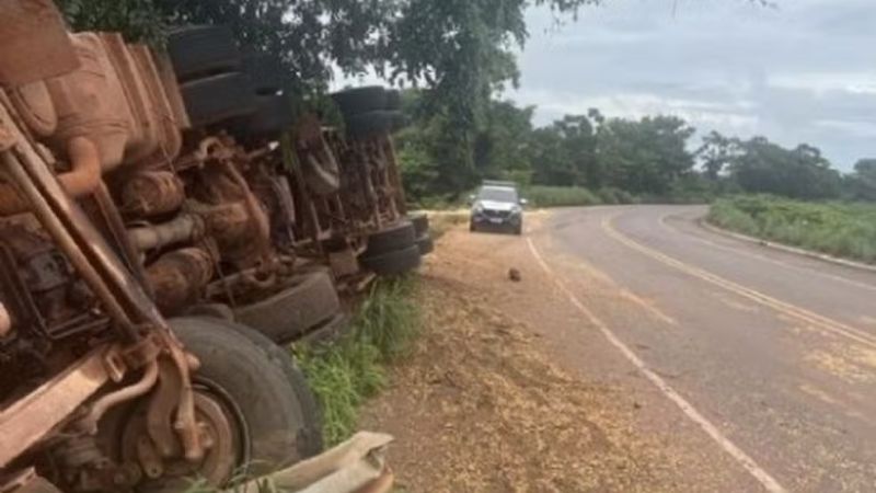 Adolescente morre após tombamento de caminhão na BR-158 em Mato Grosso