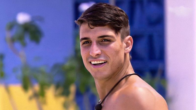 Ex-BBB Felipe Prior é internado com infecção intestinal e relata complicações nos olhos