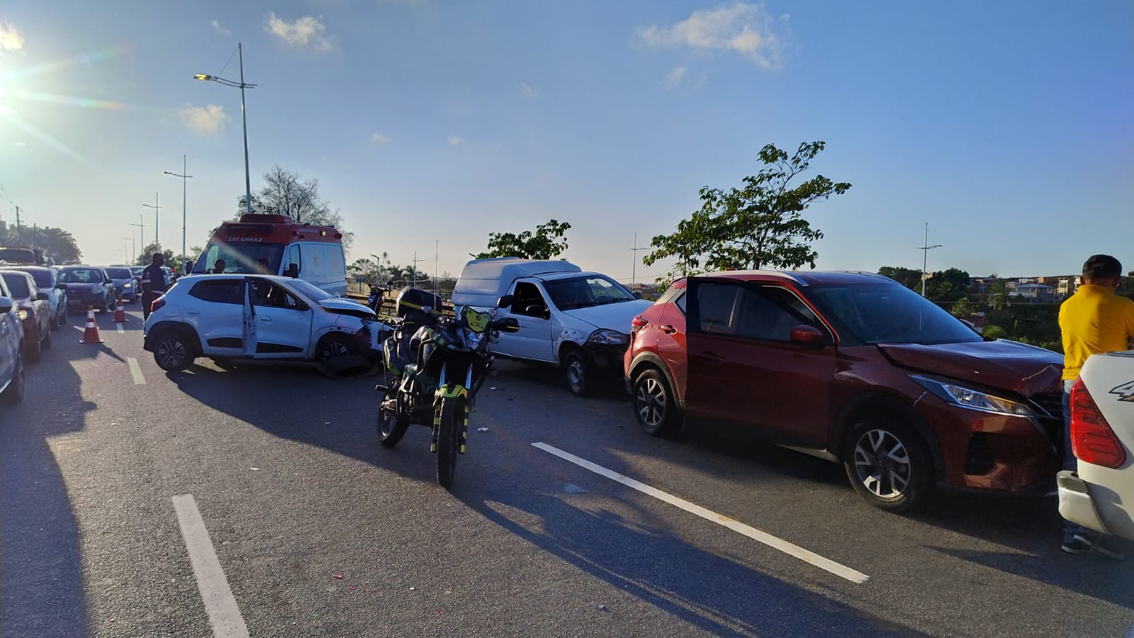 Av. Paralela congestionada no sentido aeroporto, após engavetamento de quatro carros