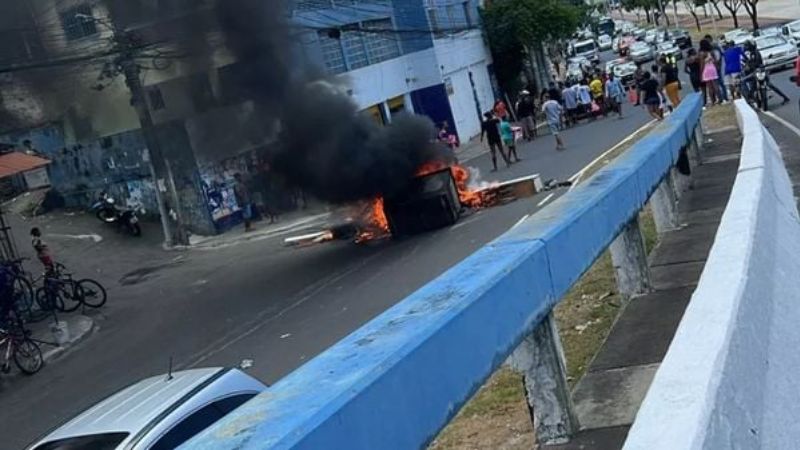 Protesto fecha trecho da Avenida Vasco da Gama após morte de jovem em Salvador