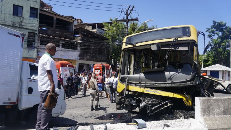 Ônibus perde o controle e deixa dezenas de feridos na avenida San Martin