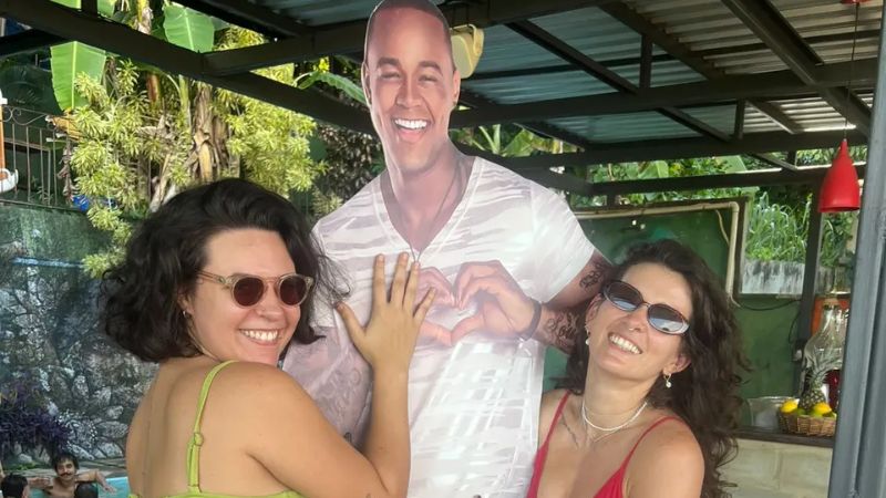 Fã celebra aniversário com Léo Santana em papelão e cantor reage com bom humor