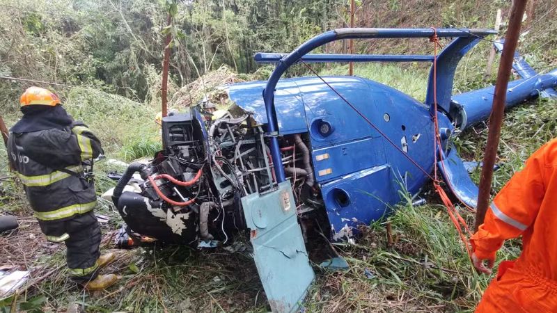 Queda de helicóptero na Grande São Paulo deixa dois mortos; piloto e adolescente são resgatados com vida