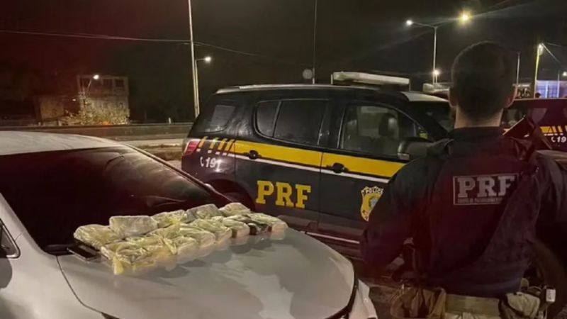 Dupla é presa suspeita de transportar 14 kg de cocaína em carro de luxo