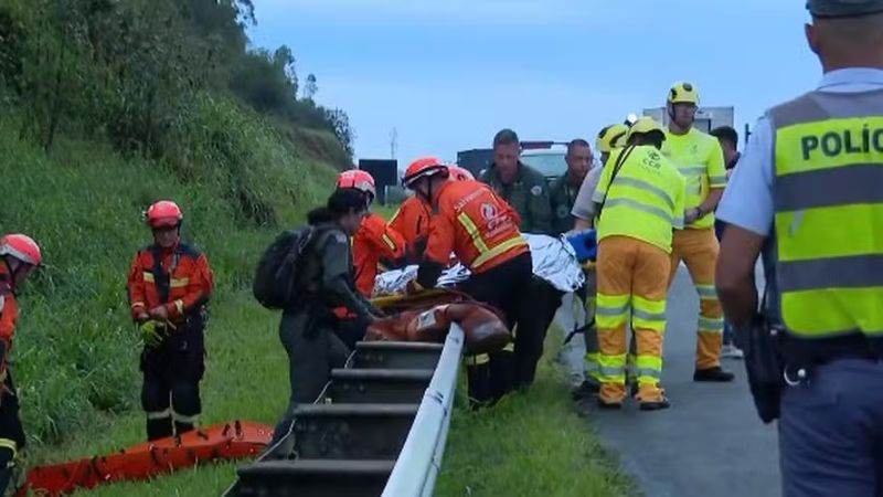 Piloto sobrevive à queda de helicóptero e cuida de menina de 12 anos até buscar ajuda