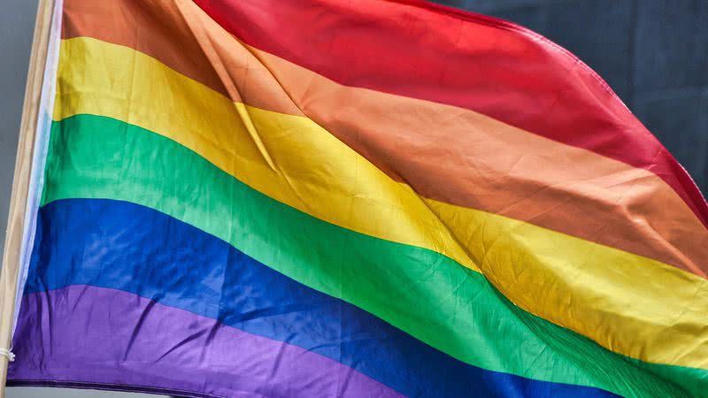 Vereador propõe proibição de bandeiras LGBTQI+ em prédios públicos