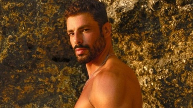 Cauã Reymond compartilha fotos sem camisa e encanta seguidores