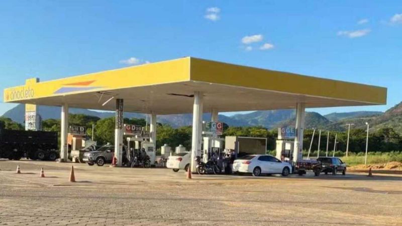Pai esquece filhas em posto de gasolina e só percebe após 40 km de viagem