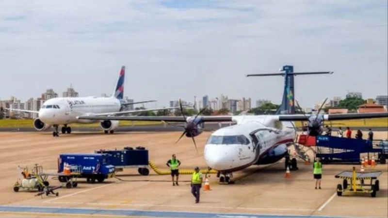 Passageiro morre após cair da escada de desembarque de avião em São Paulo