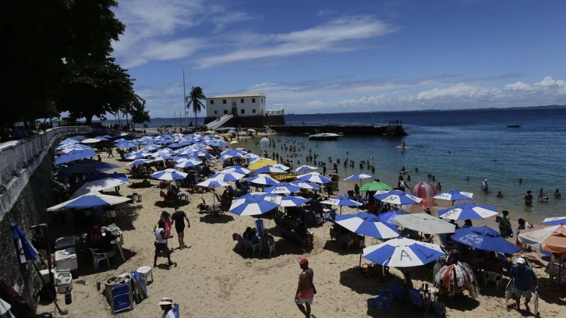 Barraqueiros do Porto da Barra cumprem acordo e limitam kits de praia, gerando opiniões divergentes