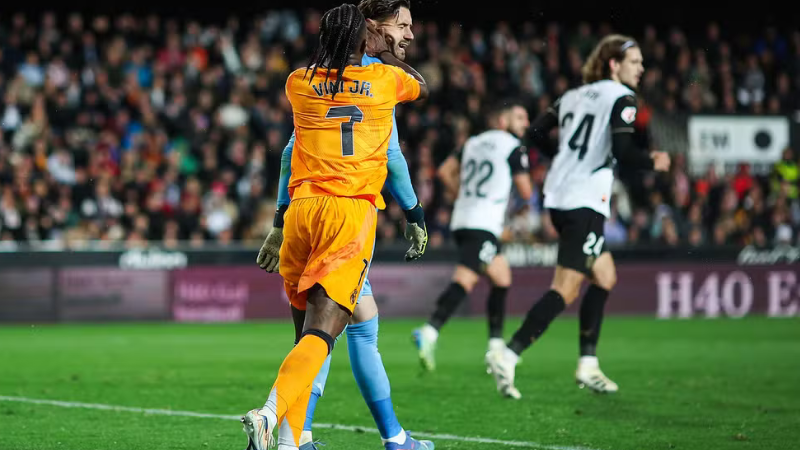 Vini Jr. é expulso após desentendimento com goleiro e sofre insultos racistas em Valência