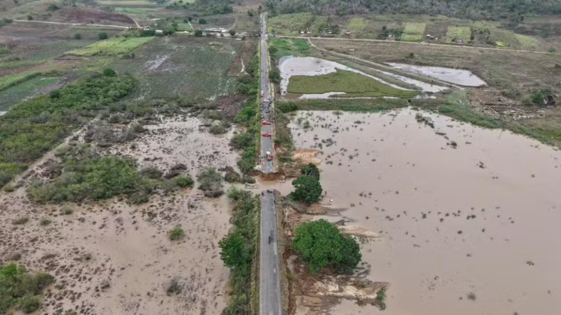 Chuvas intensas causam danos em Aracaju e região: rodovia cede e provoca mortes