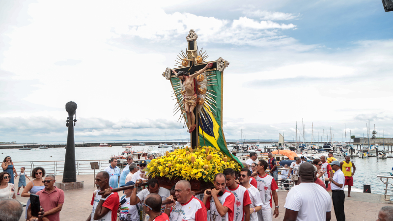 Imagem do Senhor do Bonfim é conduzida em procissão marítima até a Conceição da Praia