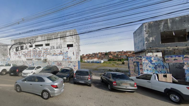 Homem é encontrado morto com marcas de tiros em garagem abandonada em Salvador