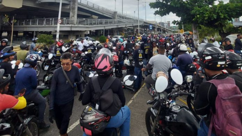 Mototaxistas e pilotos de aplicativo protestam por segurança na Avenida ACM