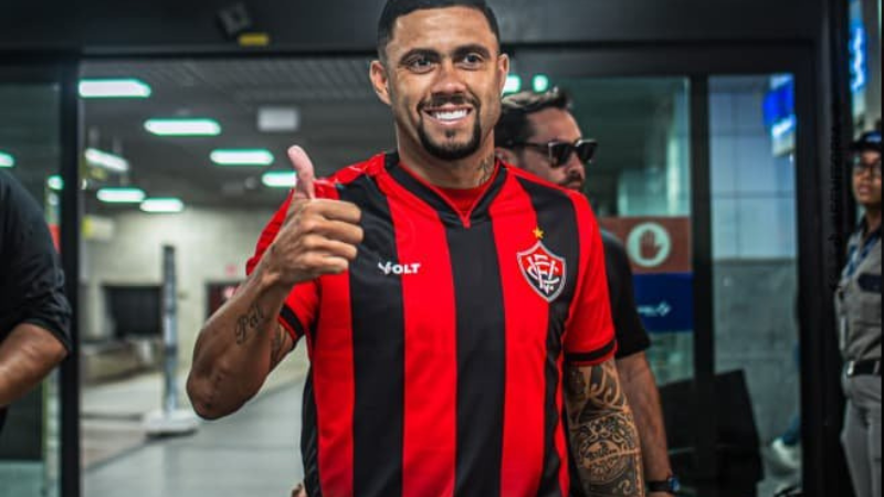 Wellington Rato chega ao Vitória e conhece elenco no Barradão