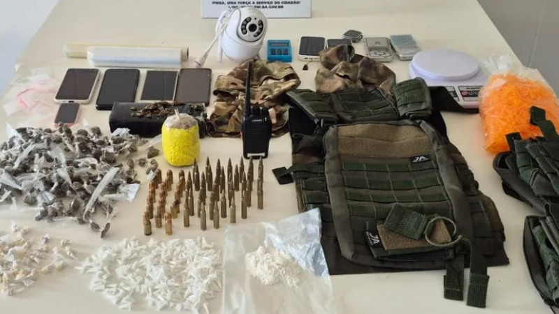 Granada artesanal, drogas e munições são apreendidas no Bairro da Paz