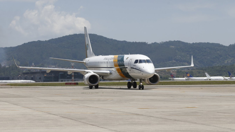 Avião da FAB realiza pouso de emergência em Brasília