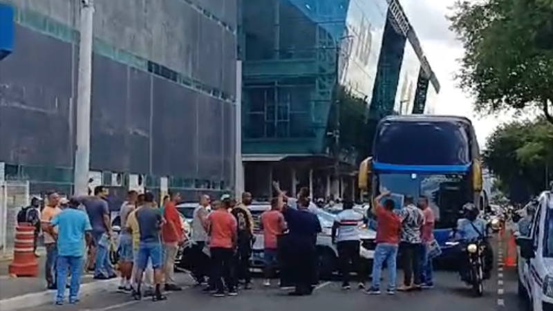 Protesto de motoristas por app congestiona Av. da França nesta manhã (22)