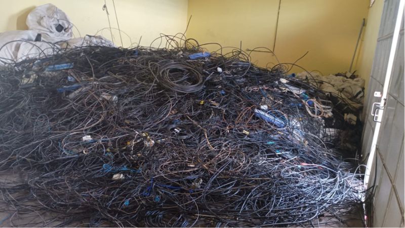 Prefeitura e Coelba retiram 1,8 tonelada de fios clandestinos na Federação