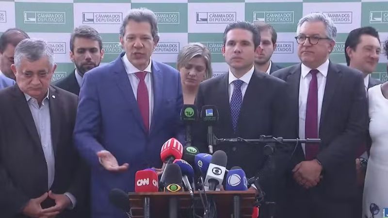 Haddad apresenta lista com 25 projetos prioritários para a economia a Hugo Motta