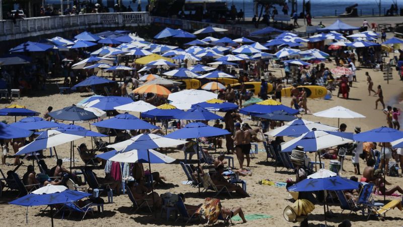 Sombreiros voltam a dominar o Porto da Barra após limitação imposta pela Prefeitura