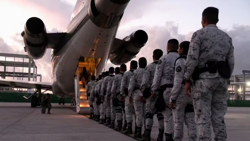 México envia militares para a fronteira com os EUA em acordo com Trump; Sheinbaum minimiza impacto de tarifas do Equador