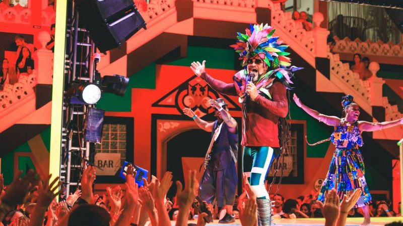 Carlinhos Brown celebra 40 anos do Axé Music com desfile no Bloco Timbalada no Carnaval de 2025