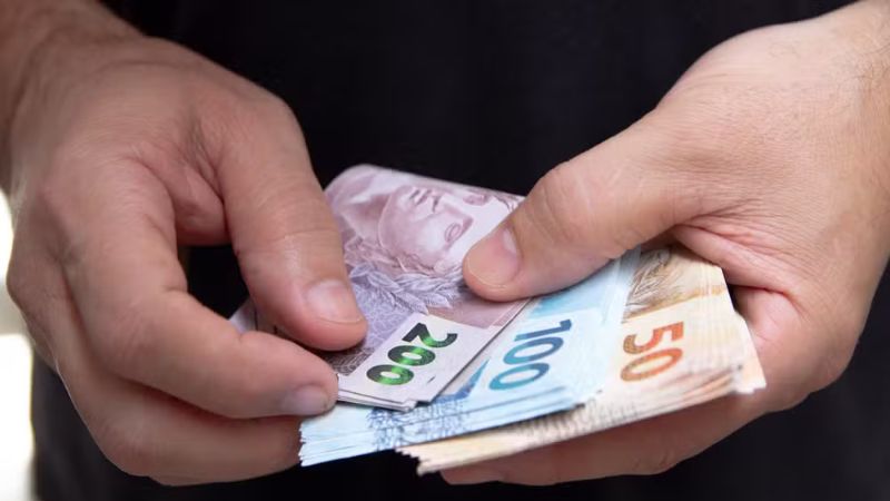Rendimento médio dos trabalhadores no Brasil cresce 3,7% em 2024, mas desigualdade entre estados persiste