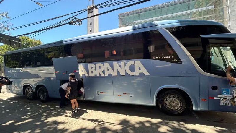 Ônibus com turistas é assaltado na Avenida Brasil; criminosos fugiram