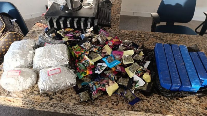 Suspeito de tráfico de drogas é preso em flagrante pela PM na região metropolitana de Salvador