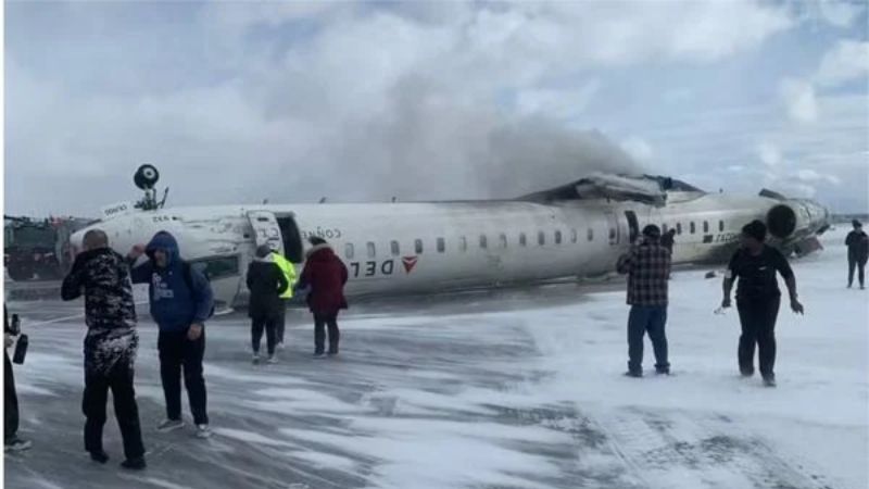 Vídeo mostra momento em que avião capota durante pouso e deixa feridos no Canadá