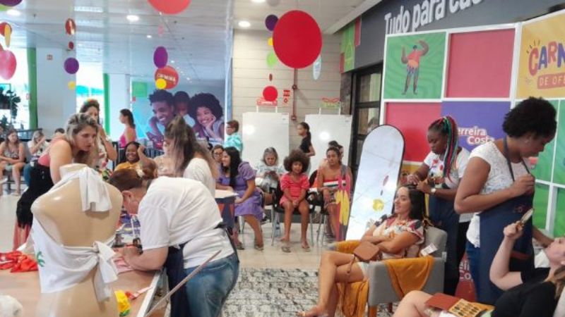 Home Center Ferreira Costa oferece customização de abadás e serviços de penteado e maquiagem para o Carnaval