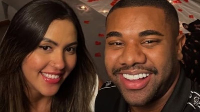 Davi Brito comemora 1 mês de namoro com Adriana Paula e surpreende com homenagem especial